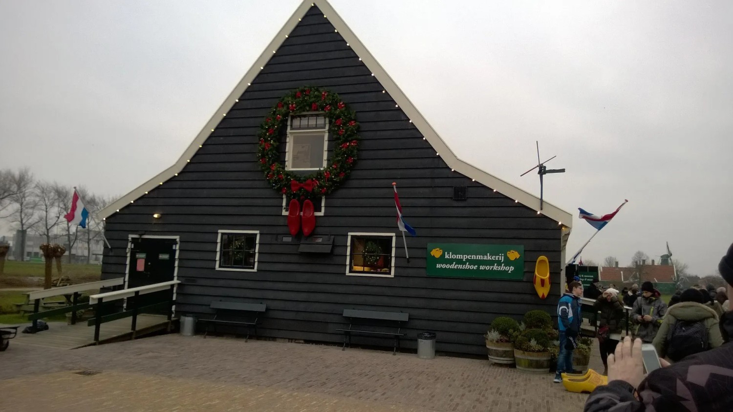 Радионица за израду дрвених кломпи у Zaanse Schans-у — живописном селу близу Амстердама које чува дух старе Холандије кроз занате, ветрењаче и зелене дрвене куће. - Путујмо